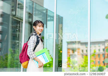 大學生走在大學的走廊裡 129616907