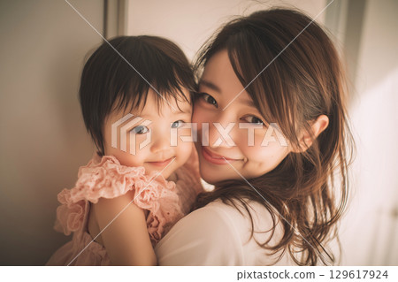 媽媽和寶寶對著鏡頭微笑 129617924