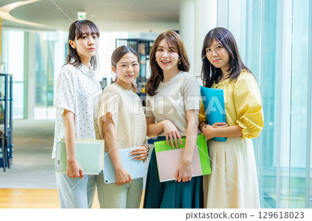 年輕女性，大學生，專業學生 129618023