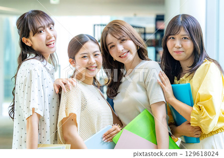年輕女性，大學生，專業學生 129618024