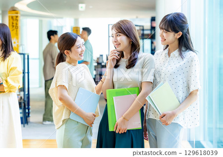 Young women, college students, specialized students 129618039