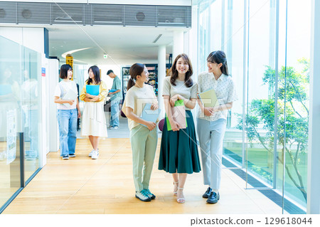 年輕女性，大學生，專業學生 129618044