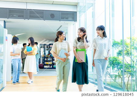 年輕女性，大學生，專業學生 129618045