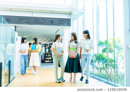 年輕女性，大學生，專業學生 129618046