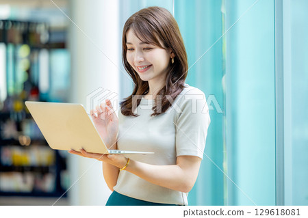 Young business woman Young business woman 129618081