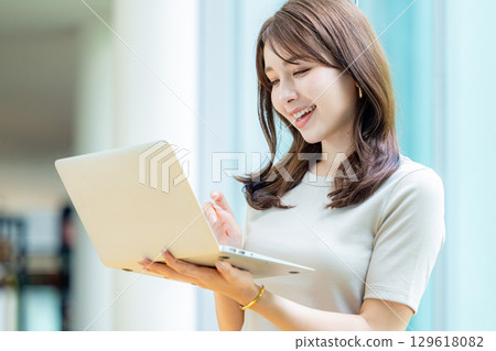 Young business woman Young business woman 129618082