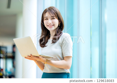 年輕的商界女強人 129618083