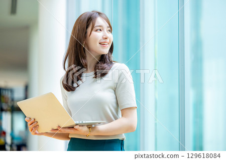 年輕的商界女強人 129618084