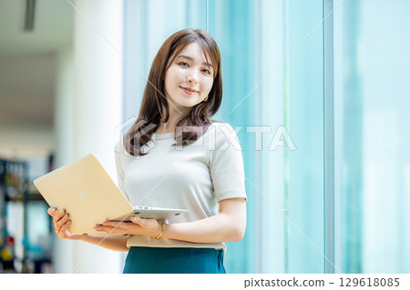 Young business woman 129618085