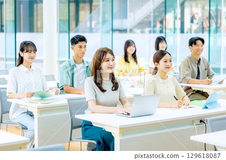 正在上課的大學生 129618087