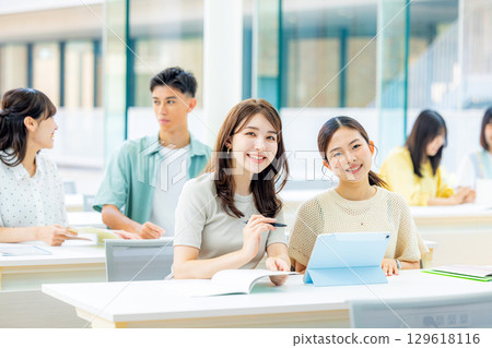 正在上課的大學生 129618116