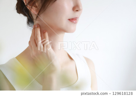 Woman's profile: Face line 129618128