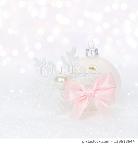 帶有粉紅色絲帶和雪花的白色聖誕飾品 129618644