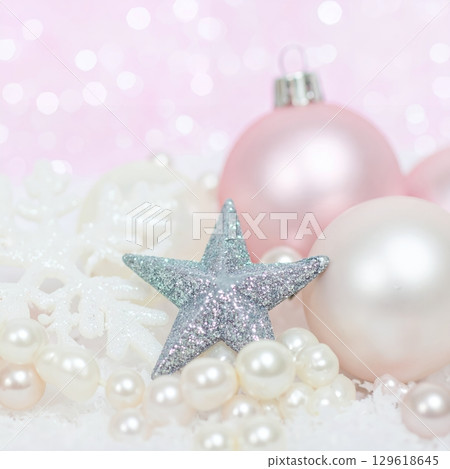粉紅色和銀色的珍珠聖誕飾品 粉紅色和銀色的珍珠聖誕飾品 129618645
