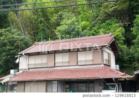 老式木屋,山牆屋頂 老式木屋,山牆屋頂 129618813