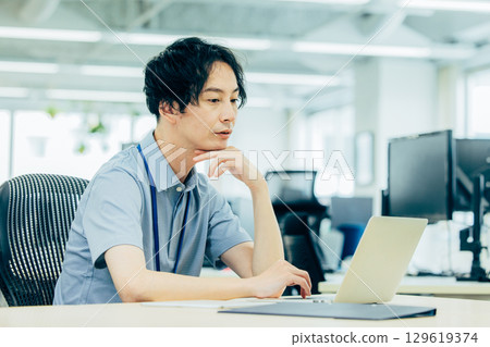 A business man who thinks at the office 129619374