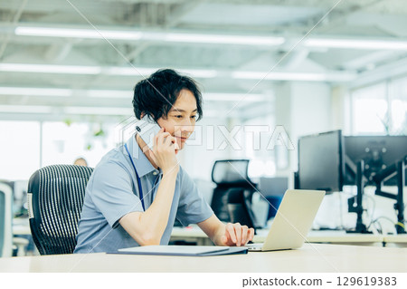 在辦公室思考的商人 129619383