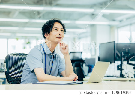 A business man who thinks at the office A business man who thinks at the office 129619395