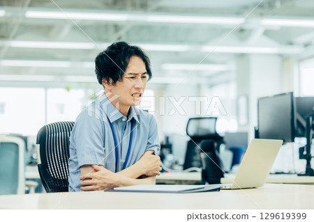 辦公室冷氣太冷的商人 129619399