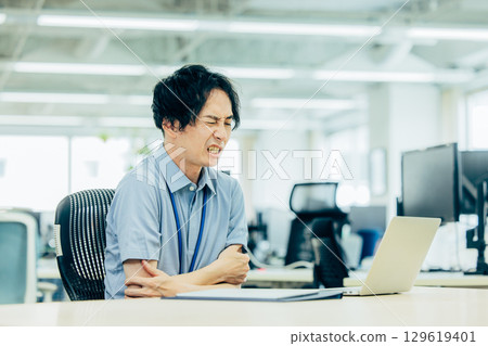 辦公室冷氣太冷的商人 辦公室冷氣太冷的商人 129619401