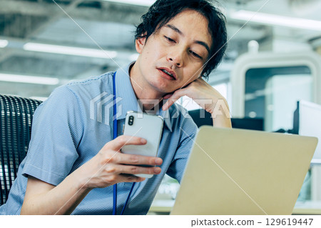 一個看著電腦擔心的人 129619447