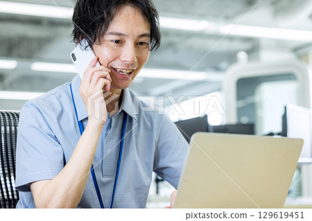 打電話的休閒商人 打電話的休閒商人 129619451