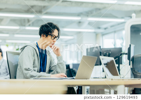 Men working in the office 129619493