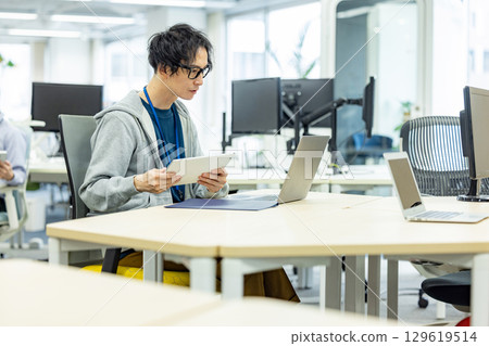 工作在共有辦公室的商人 工作在共有辦公室的商人 129619514