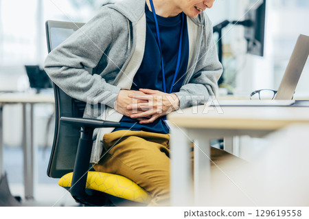 下背部疼痛男性辦公室 129619558