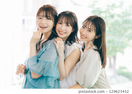 三位年輕女子 129623432