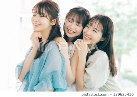 三位年輕女子 129623436