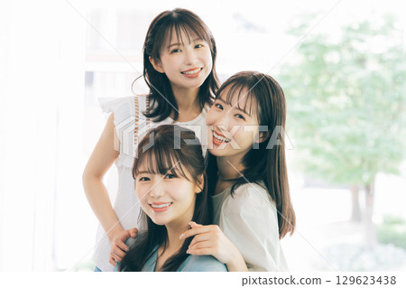 三位年輕女子 129623438