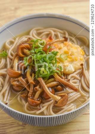 Soba noodles with nameko mushrooms and tempura Soba noodles with nameko mushrooms and tempura 129624710