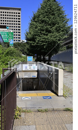 Akasaka-mitsuke Station Exit 7 on the Tokyo Metro Ginza Line and Marunouchi Line Akasaka-mitsuke Station Exit 7 on the Tokyo Metro Ginza Line and Marunouchi Line 129624711