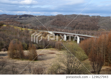 A bridge 129627943