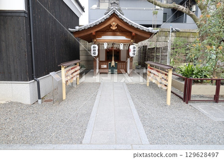 The grounds of Yasui Konpira Shrine in Higashiyama Ward, Kyoto City The grounds of Yasui Konpira Shrine in Higashiyama Ward, Kyoto City 129628497