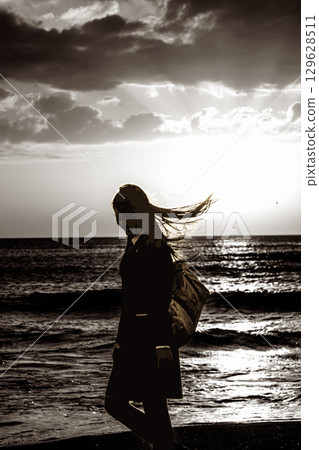 看落日的婦女 129628511