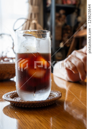 在客廳喝冰咖啡（垂直） 129628644