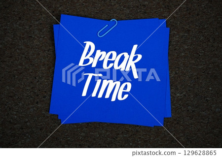 Break Time text message on stick note on cork paper background 129628865