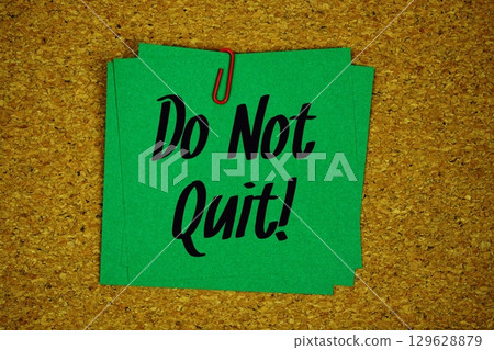 Do Not Quit! text message on stick note on cork paper background 129628879