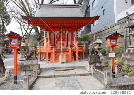 The grounds of Yasui Konpira Shrine in Higashiyama Ward, Kyoto City The grounds of Yasui Konpira Shrine in Higashiyama Ward, Kyoto City 129628922