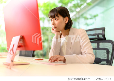 在時尚辦公室工作的女人 在時尚辦公室工作的女人 129629427