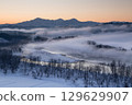Ojiya City, Niigata Prefecture: The misty Shinano River and the snowy scenery of the Echigo Sanzan mountains at sunrise 129629907