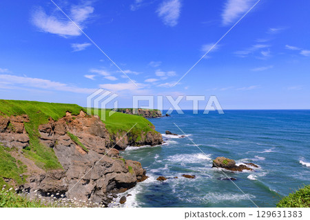 Summer scenery of Kenbokki Island and the Pacific Ocean seen from Biwase (Hamanaka Town, Hokkaido) 129631383