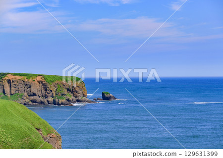 從琵琶瀨（北海道浜中町）眺望的建木奇島和太平洋的夏季風景 129631399