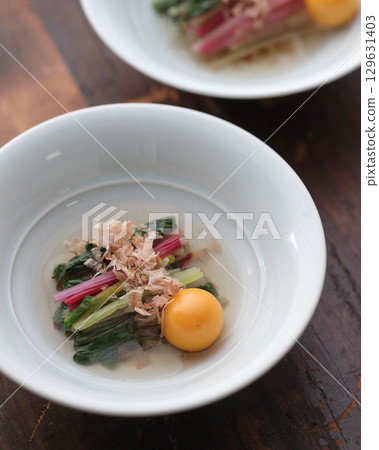 瑞士甜菜和酸漿果沙拉 129631403