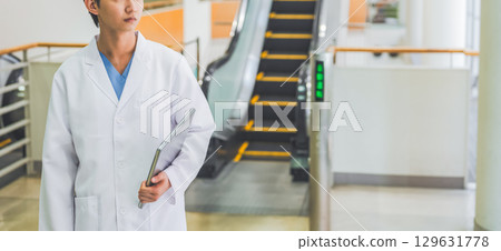 醫生穿著白大褂 129631778