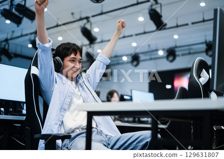 參加電競比賽的男學生 129631807