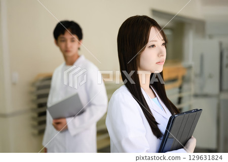 穿著白大褂的人的肖像 129631824