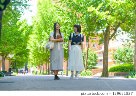 女大學生一起步行上學 129631827